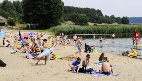 Swornegacie - plaża nad Jeziorem Karsińskim